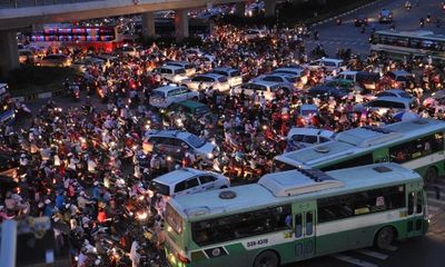 Nghĩ lễ 4 ngày, dân ồ ạt rời Sài Gòn, giao thông hỗn loạn
