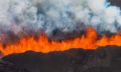 Chiêm ngưỡng núi lửa 200 năm tuổi ở Iceland phun trào dữ dội