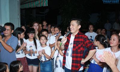 Lam Trường dẫn các thí sinh Giọng Hát Việt Nhí đi từ thiện