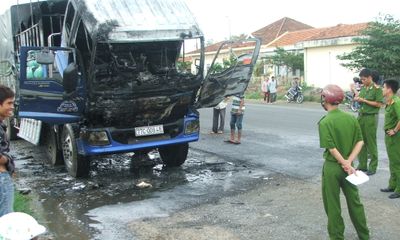 Phú Yên: Đang dừng, xe tải đột nhiên bốc cháy