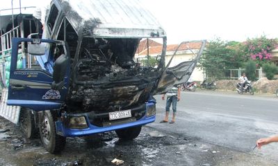 Xe tải bỗng nhiên bốc cháy, 2 người thoát chết