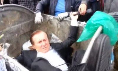 Video: Nghị sĩ Ukraine bị người biểu tình ném vào xe rác 