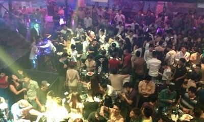 Cận cảnh hàng trăm “dân chơi” Hà Nội vui chơi tại bar Luxury