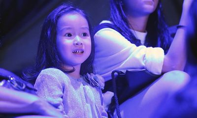 Con gái Lưu Hương Giang - Hồ Hoài Anh xinh xắn ủng hộ bố mẹ
