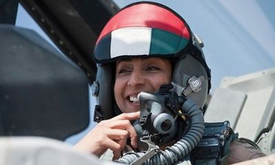 Nữ phi công lái chiến đấu cơ Anh không kích IS