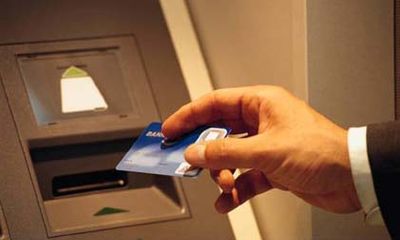 Choáng với mức thu phí dịch vụ thẻ ATM của các ngân hàng