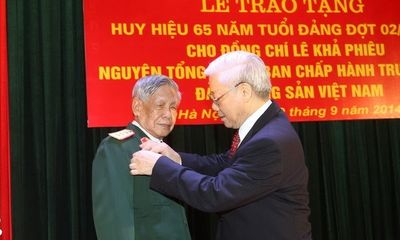 Trao Huy hiệu 65 năm tuổi Đảng cho nguyên TBT Lê Khả Phiêu