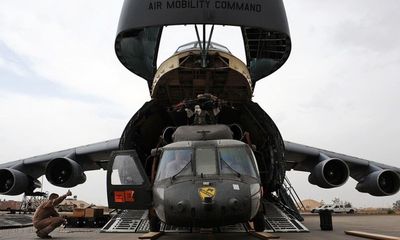 Tận mắt siêu máy bay C-5 Mỹ “há mồm, nuốt xe tăng”