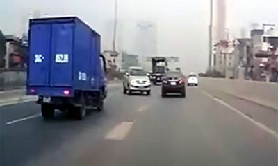Xế hộp chạy ngược chiều trên cao tốc để đón sếp