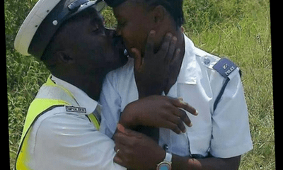 Hai cảnh sát bị sa thải chỉ vì đăng ảnh hôn nhau lên Twitter