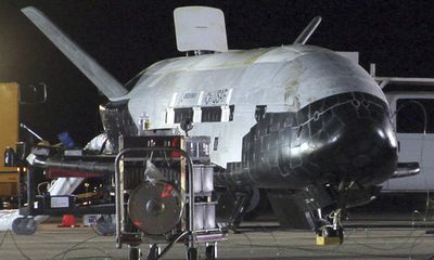 Tàu vũ trụ bí mật X-37B của Không quân Mỹ trở về Trái Đất