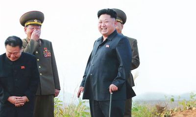 Kim Jong-un chống gậy chỉ đạo đơn vị huấn luyện phi công