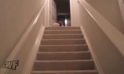 Bật cười với cách xuống cầu thang nhanh nhất của bé