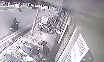 Clip: Sững sờ nhìn tên trộm phóng chiếc xe máy ngay trước cửa quán