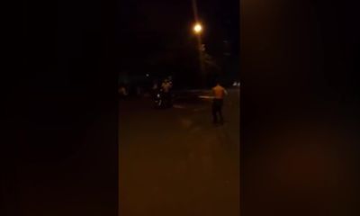 Clip: Thanh niên ngáo đá ra đường chặn xe ô tô đêm Trung Thu