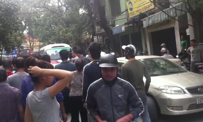 Hàng chục người dân vây bắt tên cướp náo loạn cả khu phố
