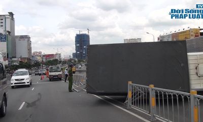Né xe khách, xe tải lật nhào trên cầu vượt Hàng Xanh
