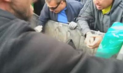 Nghị sĩ Ukraine bị người biểu tình ném vào xe rác