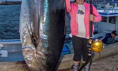 Bé gái 12 tuổi câu được con cá ngừ khổng lồ nặng gần 300kg
