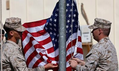 Liên quân Anh - Mỹ hạ cờ, chuẩn bị rút quân khỏi Afghanistan