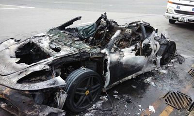 Siêu xe Ferrari F430 cháy như đuốc giữa phố