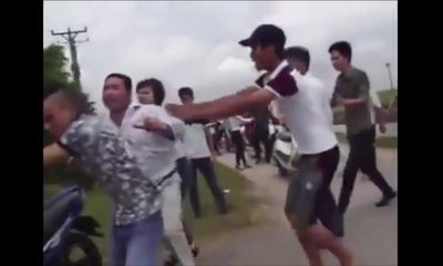 Clip: Thanh niên 'hung hãn' đánh nhau như phim chưởng trong lễ rước dâu