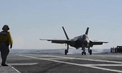 Mỹ: Chiến đấu cơ tối tân F-35 lần đầu hạ cánh xuống tàu sân bay