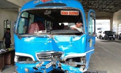 Xe khách đâm sập cabin trạm thu phí cao tốc TP.HCM - Trung Lương