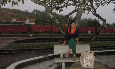 Nghệ An: Một phụ nữ leo lên nóc tàu hỏa đang chạy 