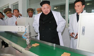 Nhà lãnh đạo Kim Jong-un thăm nhà máy sản xuất thực phẩm quân đội