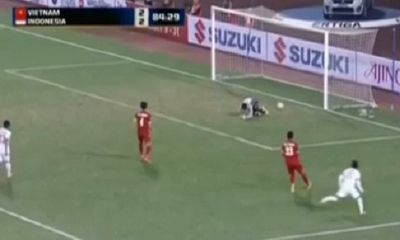 Video: Pha để bóng lọt háng vô duyên của thủ môn tuyển Việt Nam