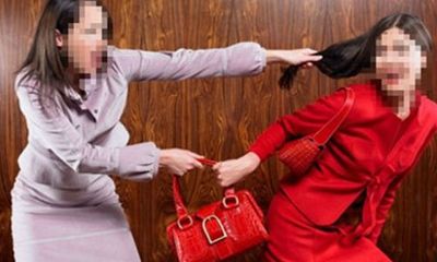 Hai phụ nữ dùng guốc đánh nhau, tranh người tình trên máy bay 