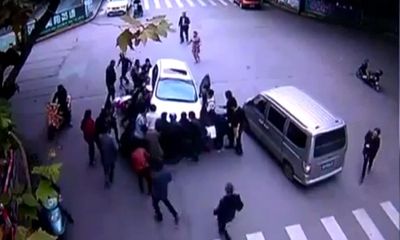 Video: Cảm động đám đông hợp sức cứu người bị đè dưới gầm ô tô