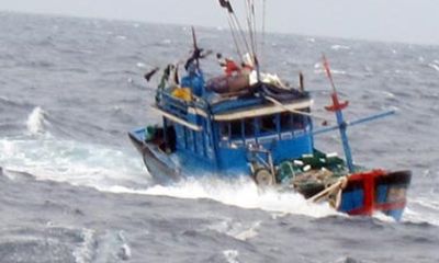 Tàu cá chìm trong đêm, 13 ngư dân thoát nạn
