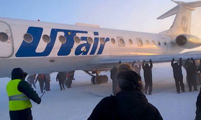 Video: Hy hữu hơn 70 hành khách đẩy máy bay trong cái lạnh -52 độ