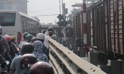 Chùm ảnh người dân “hú vía” khi xe khách va chạm tàu hỏa