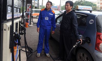Vì sao khách đi ô tô ở Hà Nội được tự bơm xăng?