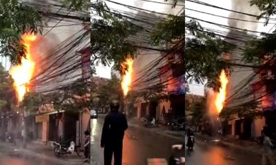 Video: Cột điện bốc cháy giữa thủ đô, người dân hoảng loạn