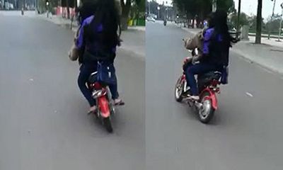 Video: Phát hoảng với 2 nữ sinh đánh võng trên xe đạp điện