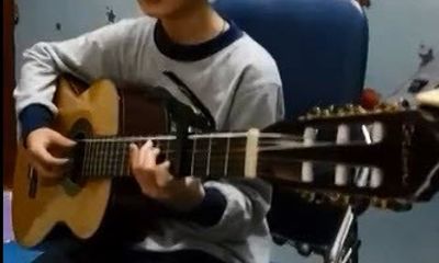 Video: Cậu bé đàn hát 