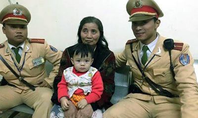 CSGT Hà Nội tìm người thân giúp bà và cháu nội 1 tuổi đi lạc