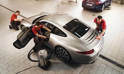 Porsche mang dịch vụ làm đẹp xe về Việt Nam ngày cuối năm