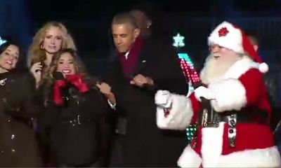 Video: Tổng thống Mỹ Obama nhảy cực kute cùng ông già Noel 2014