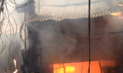 Hà Nội: Cháy lớn thiệu rụi 2 xưởng gỗ ở Đê La Thành