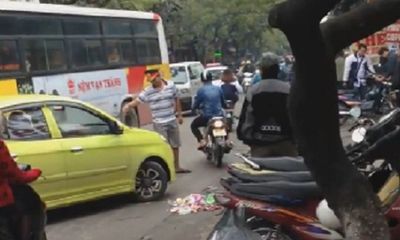 Video: Thanh niên chuyên chặn ôtô đi ngược chiều trên phố