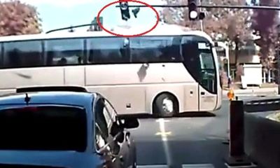 Video: Đụng trần đường hầm, xe buýt phá nát đèn giao thông