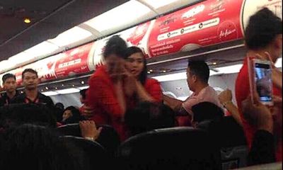 Hành khách Trung Quốc hắt nước sôi vào mặt tiếp viên hàng không