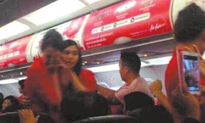Trung Quốc phạt nặng hành khách tạt nước nóng vào tiếp viên 