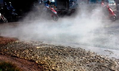 Miền Nam - Hàng trăm lít hóa chất đổ xuống đường, tài xế phóng xe bỏ chạy