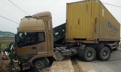 Xe container đâm xe tải, giao thông QL1A ách tắc